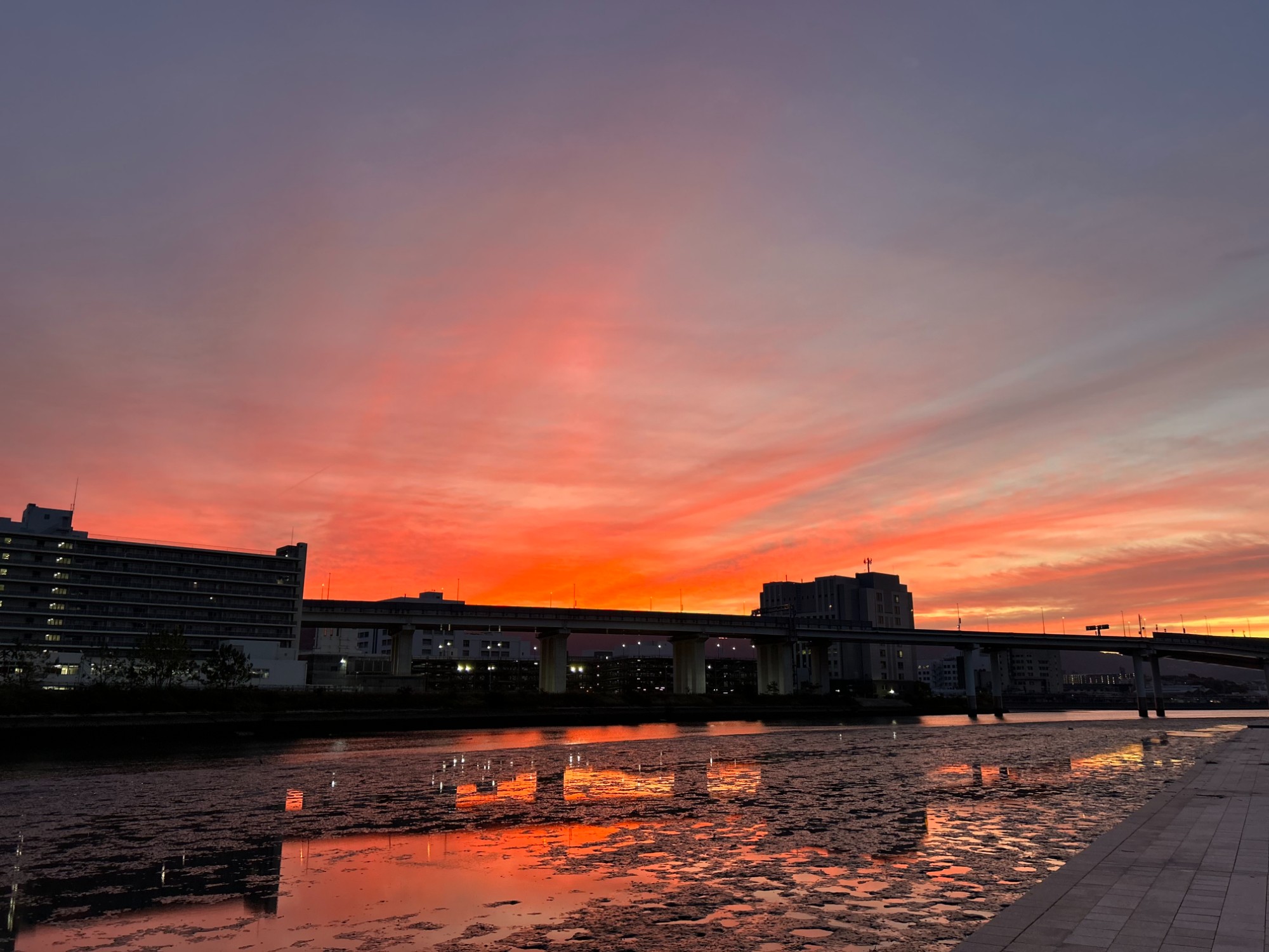 Coucher de soleil sur la rivière Ota à Hiroshima, ciel rouge et reflets sur l'eau
